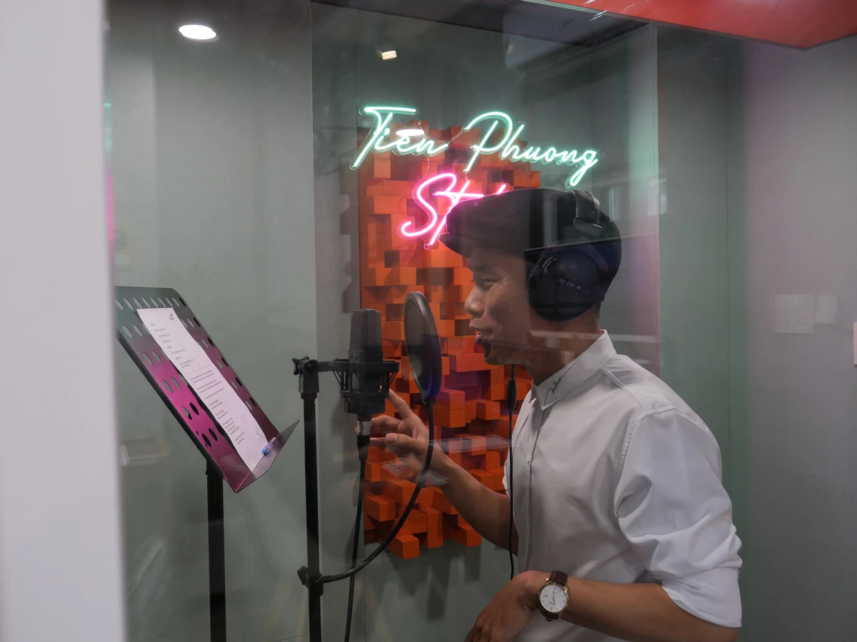 Trung Voice thu âm bên micro trong phòng thu
