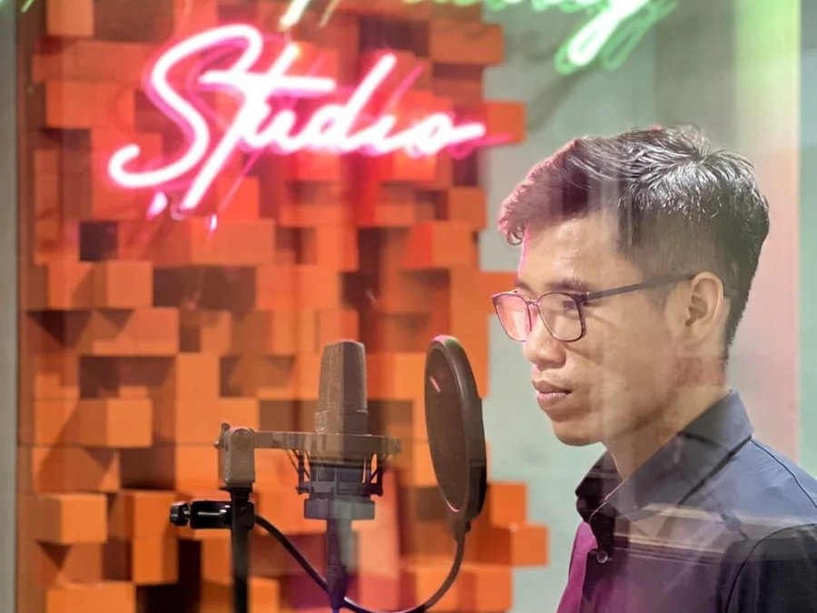 Trung Voice lồng giọng trong phòng thu