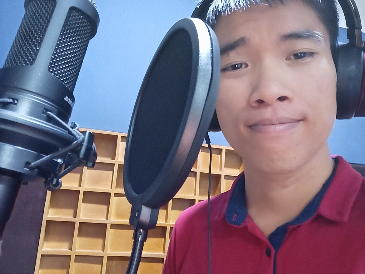 Trung Voice thu âm bên micro